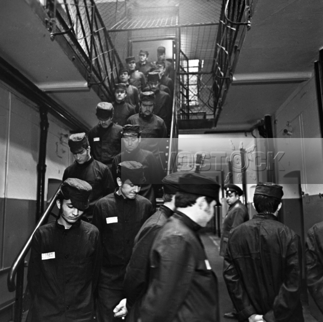 Быть лишним (1976)